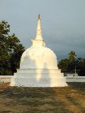 Auf dem Gelände des Ruwanweli Stupa Tempels