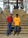 Auf dem Gelände des Ruwanweli Stupa Tempels  - Saraht & Sampath